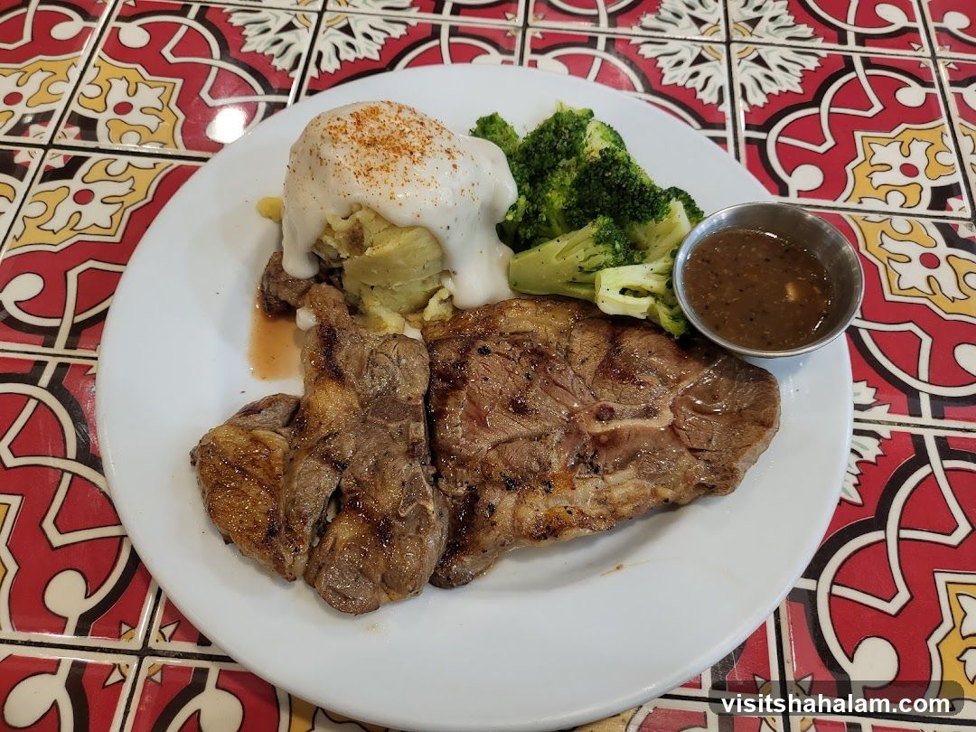 Lamb Chops with Mashed Potatoes and Broccoli