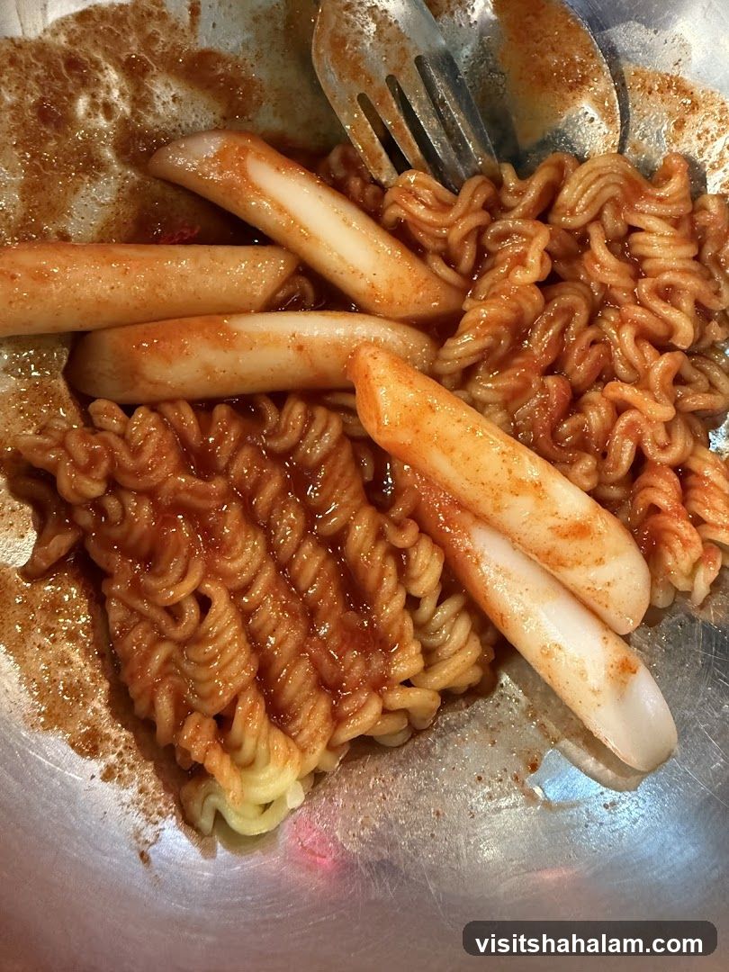 Tteokbokki with Instant Noodles