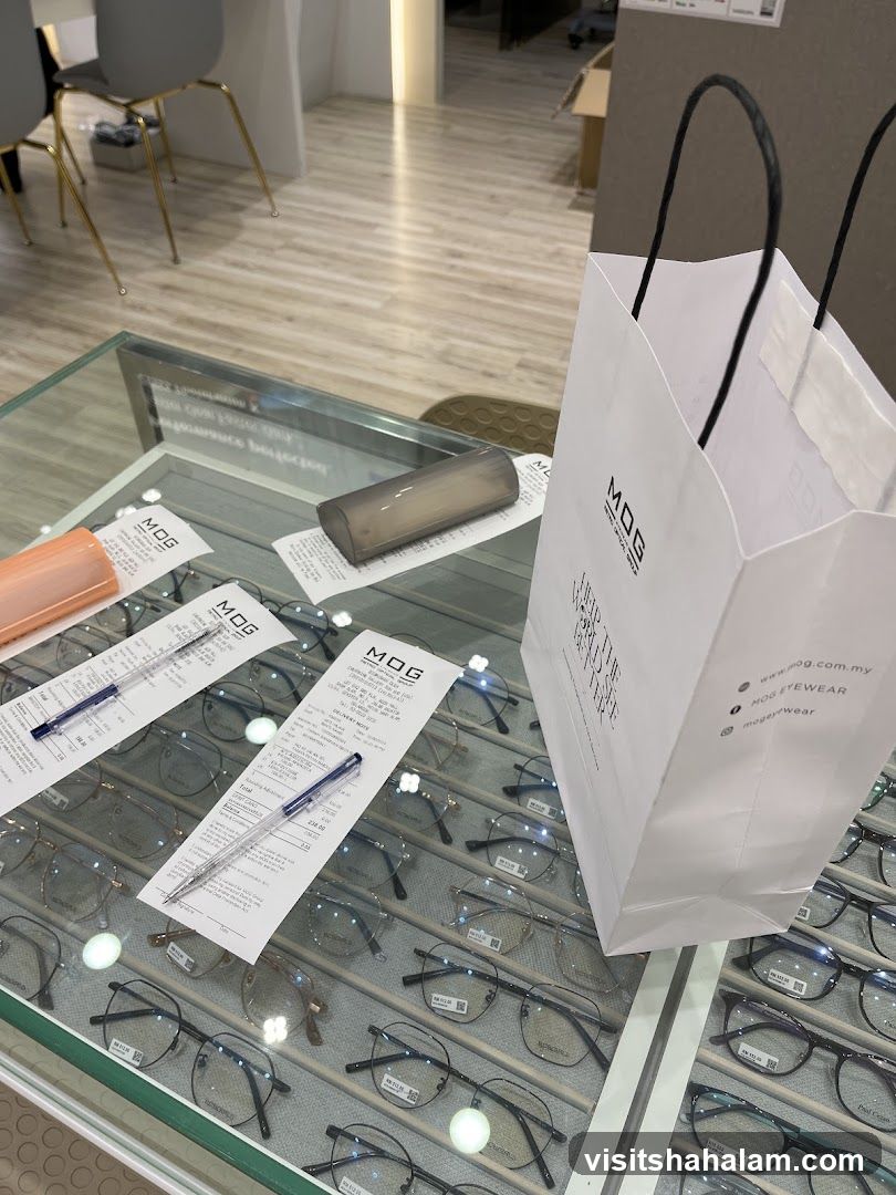 Eyeglasses Display with Shopping Bag