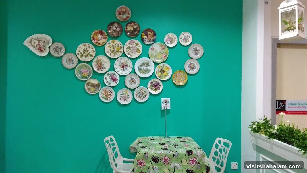 Decorative Plates Wall Display