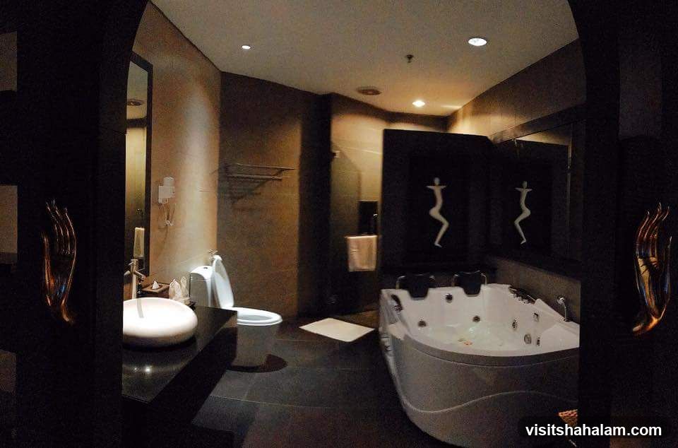 Luxurious Bathroom with Jacuzzi