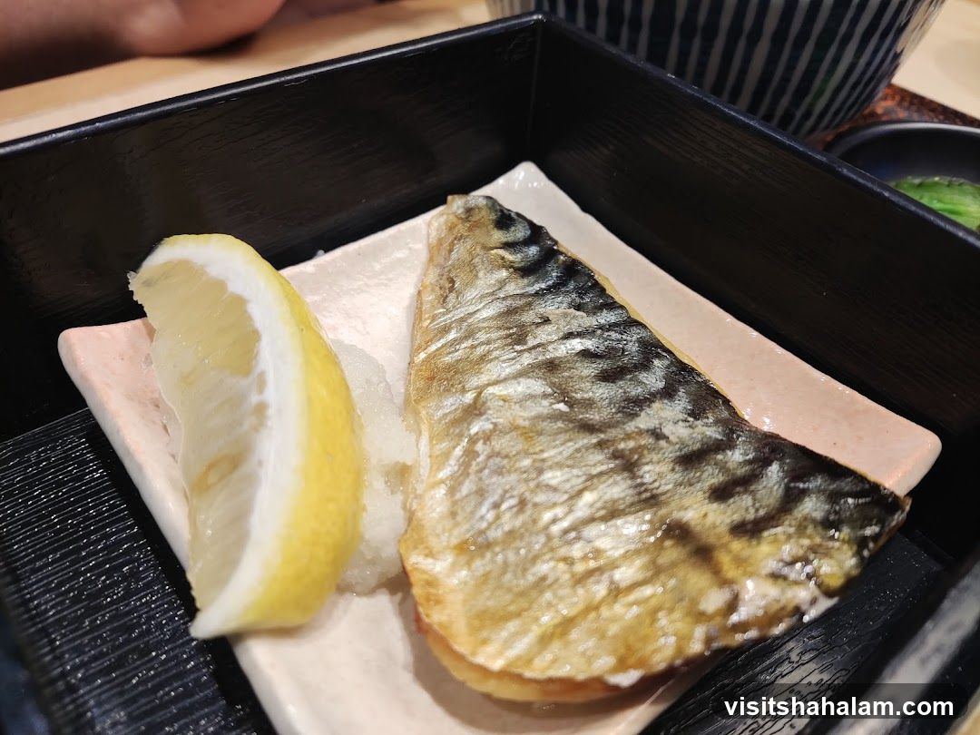 Grilled Mackerel with Grated Daikon and Lemon