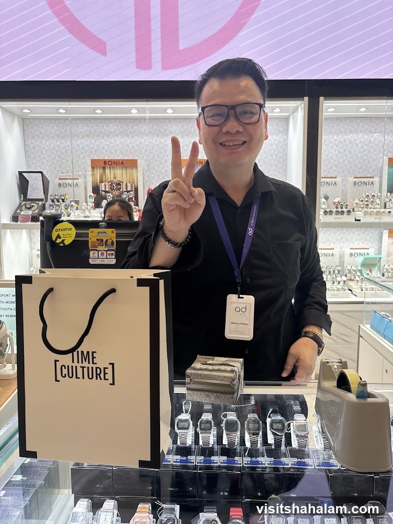 Man holding up two fingers in a watch store