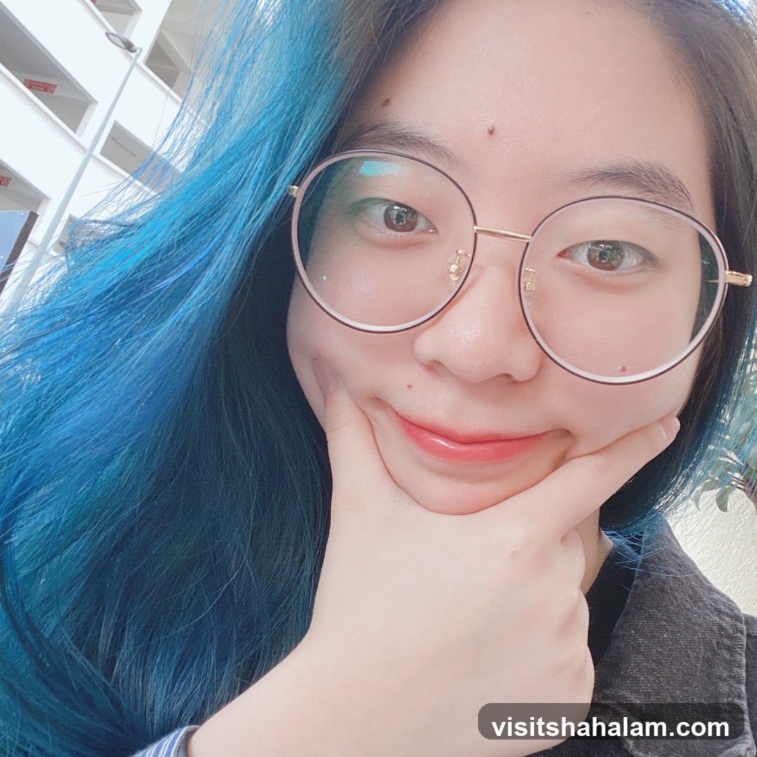 Woman with blue hair and glasses