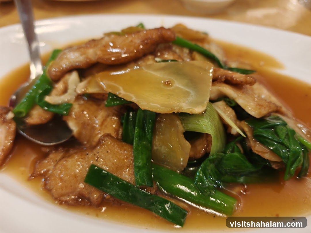 Stir-fried dish with meat and vegetables
