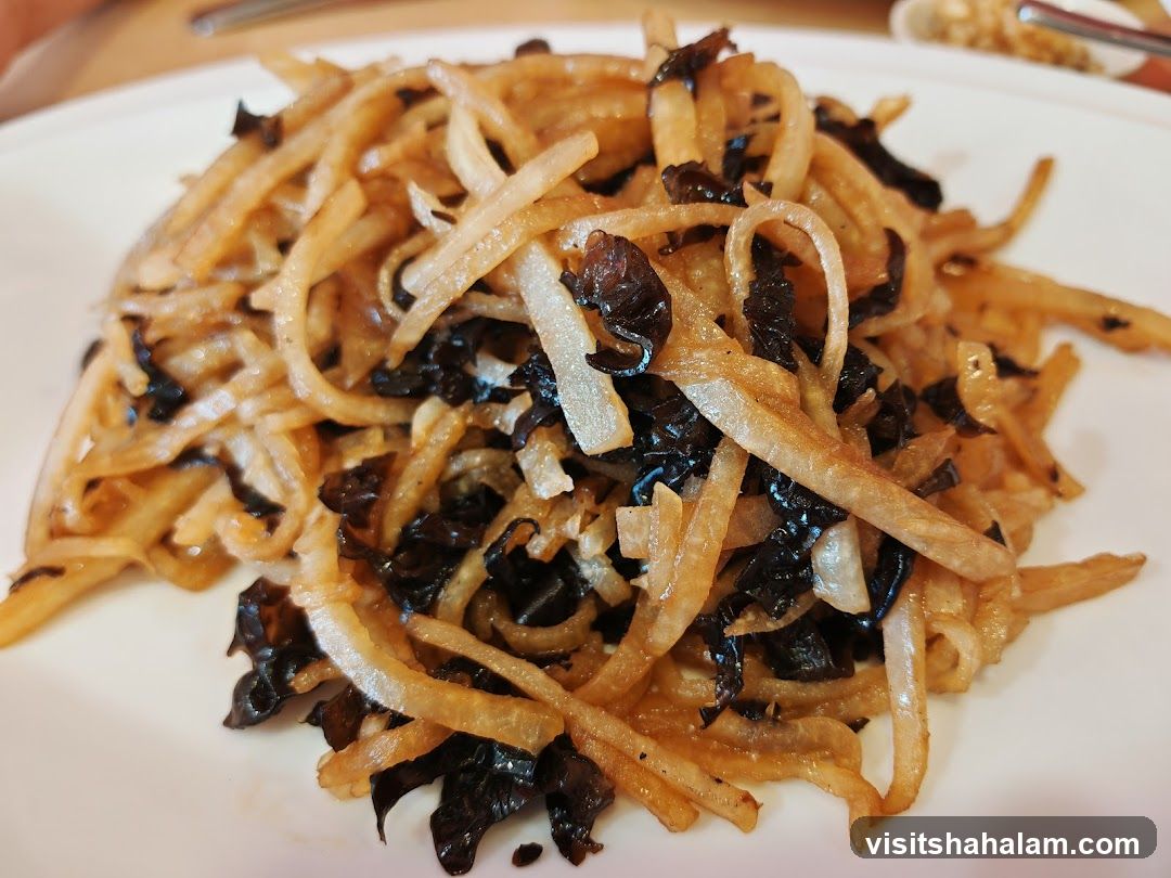 Stir-fried shredded radish with wood ear mushrooms