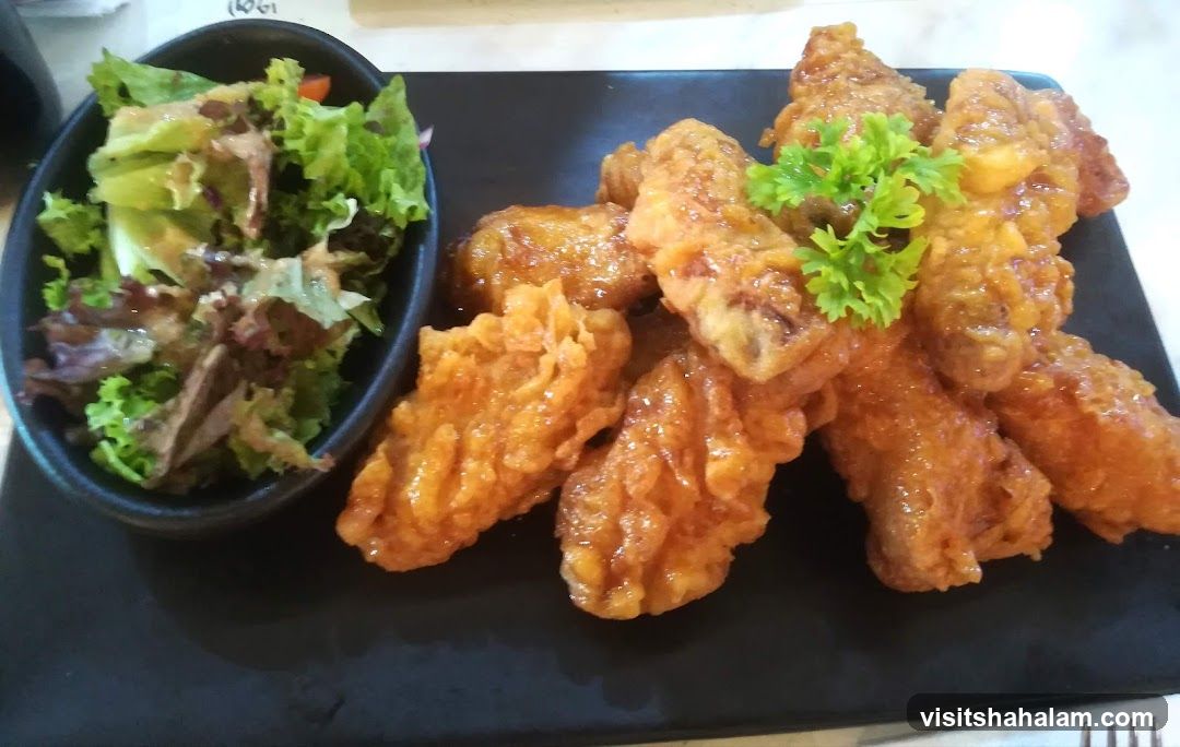 Fried Chicken Wings with Salad