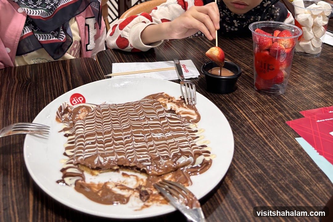 Dessert with Chocolate and Strawberries