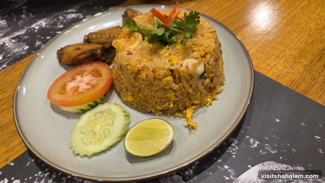 Fried Rice with Shrimp and Chicken Wings