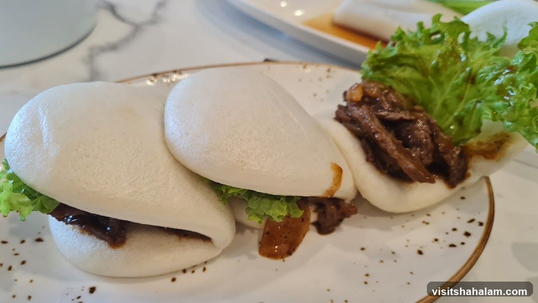 Steamed Buns with Beef and Lettuce