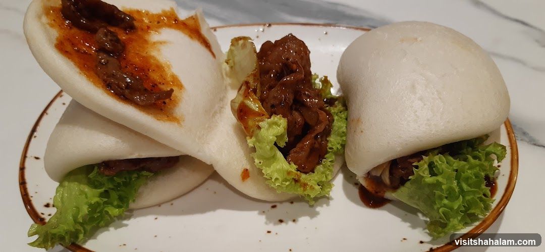 Steamed Buns with Meat and Lettuce
