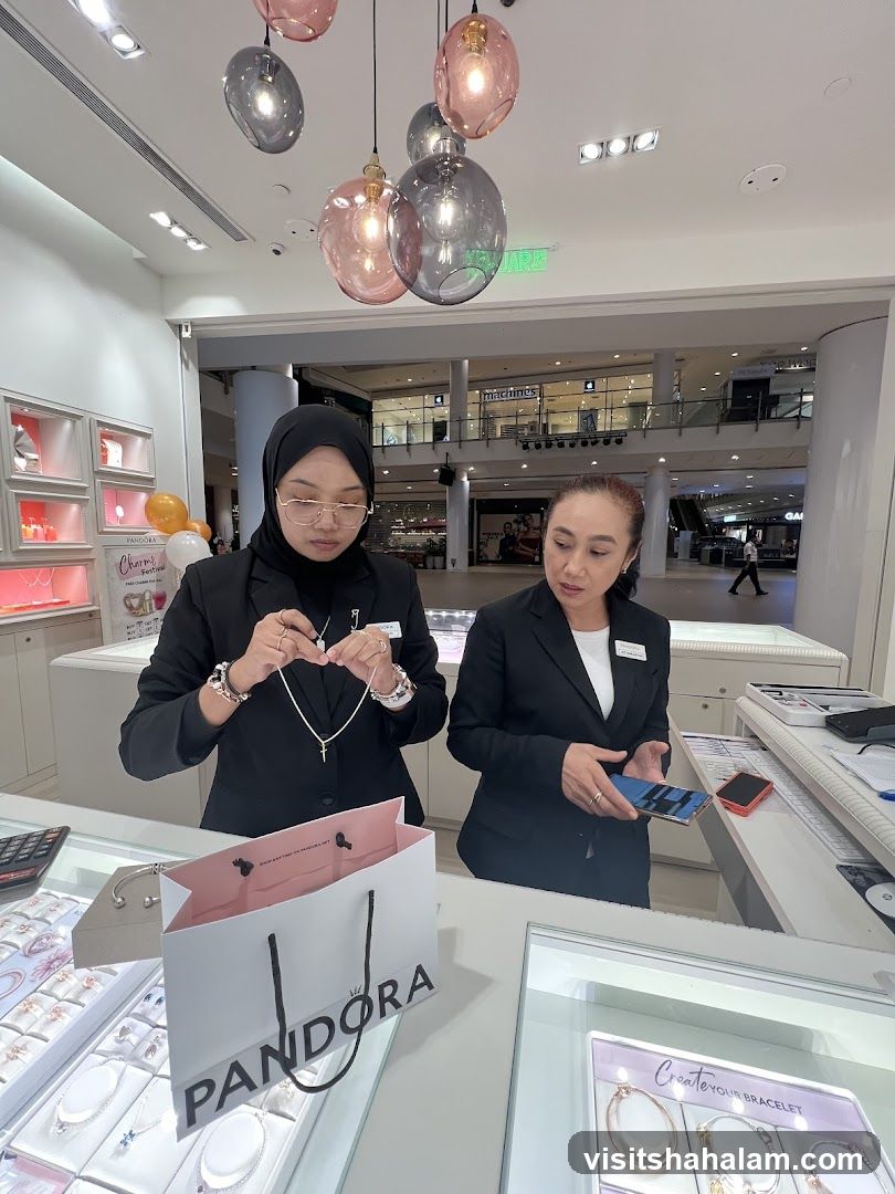 Pandora Store Employees