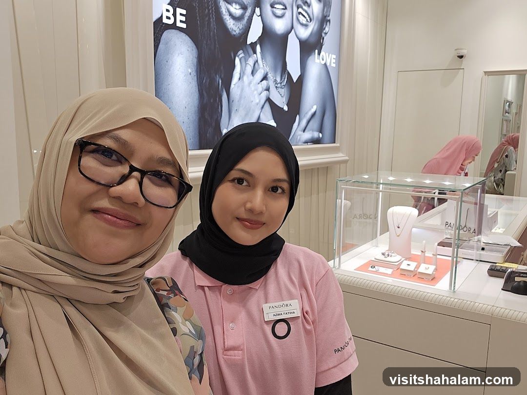 Pandora Store Interior
