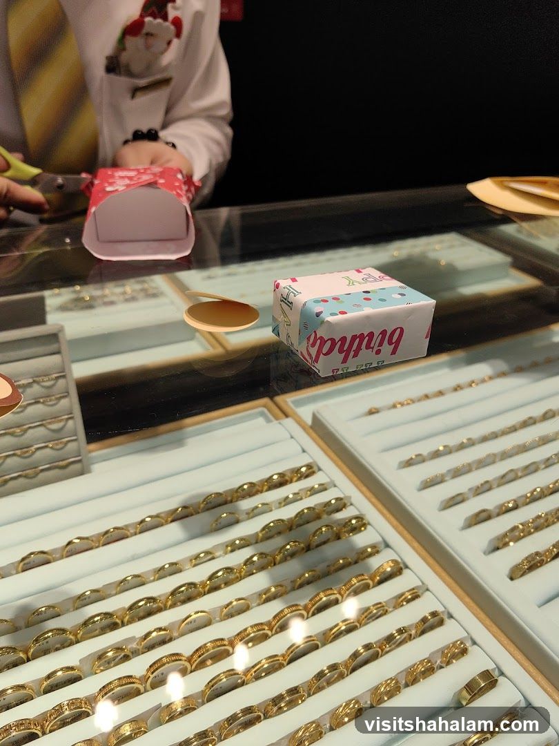 Jewelry Display with Gift Wrapping